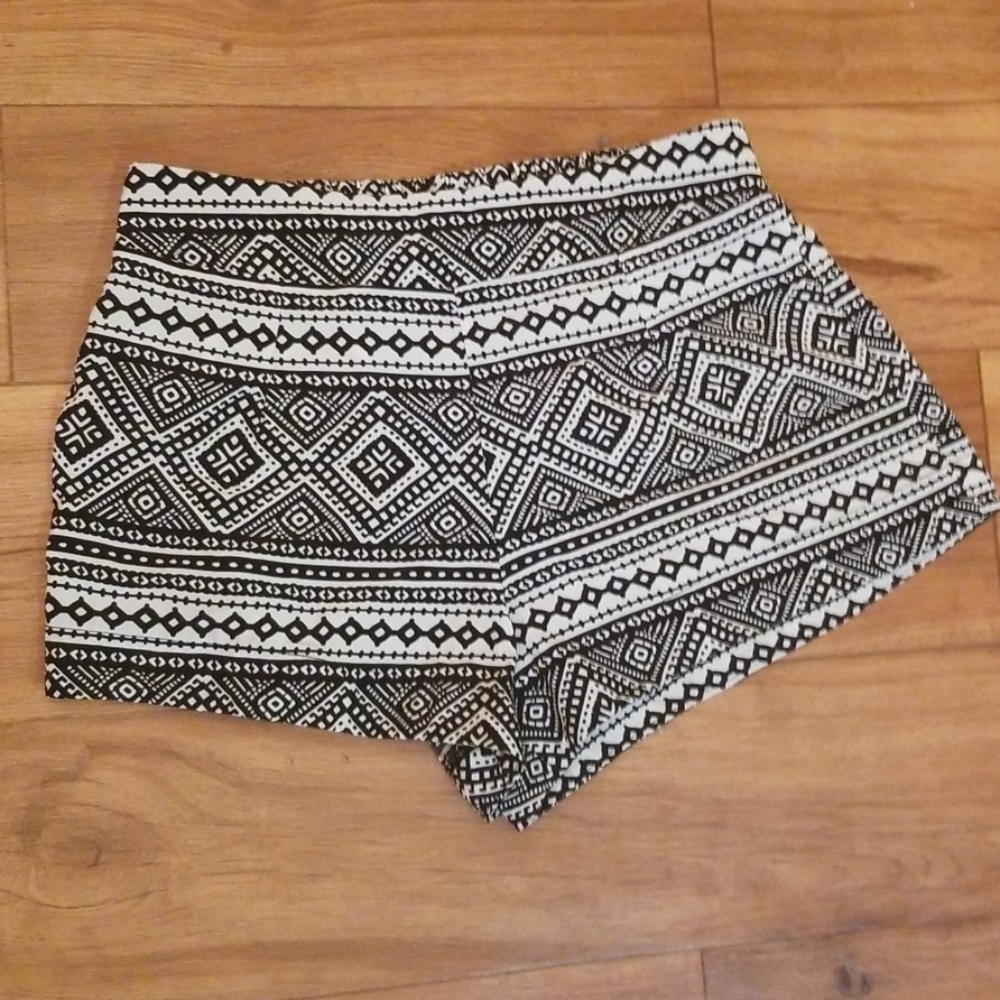 Highwaisted Black and white Aztec shorts